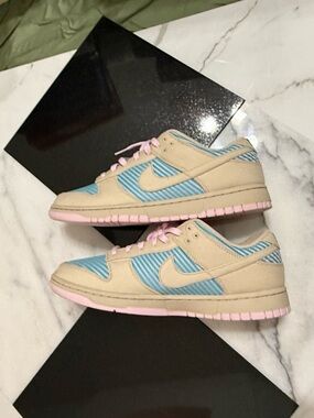 Nike Sneakers in Beige and Teal
